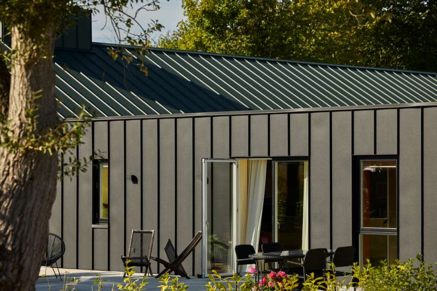 Green steel profiles set the framework for a rural family collective, Ølbyvej 178, 4623 Lille Skensved, Denmark